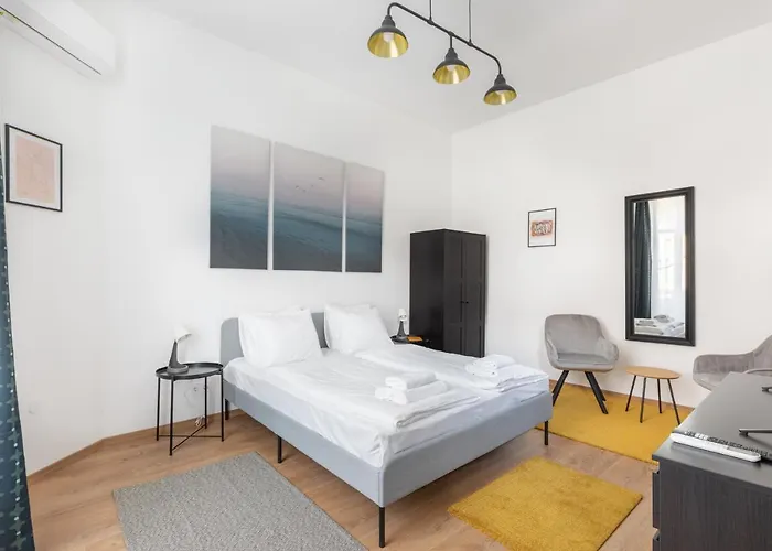 And Cozy In The Jewish Quarter *